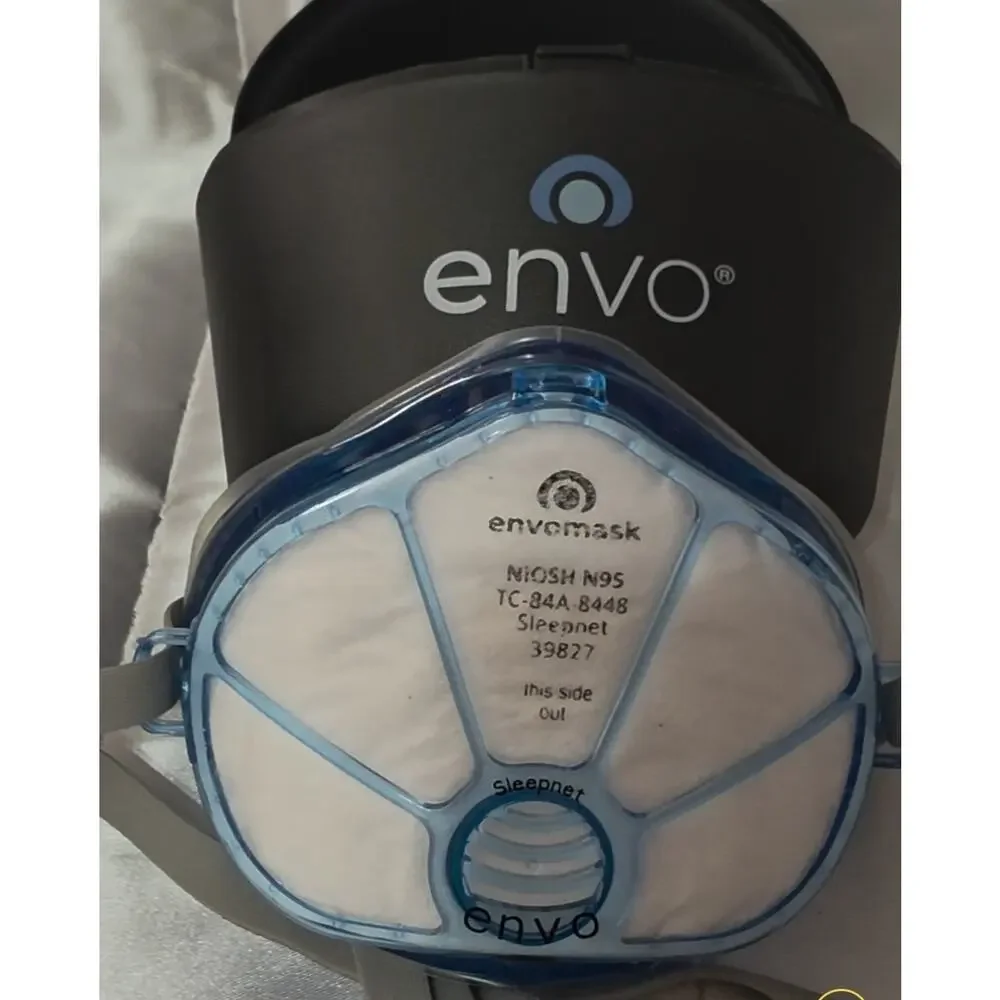 NEW Envo Mask Respirator N95 Gel Seal With Storage Case, and 4 New Filters